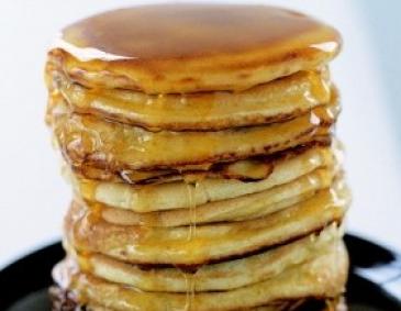 Pancakes mit Ahornsirup