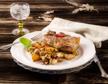 Schweinskotelett mit pikantem Apfel-Pastinaken-Gemüse