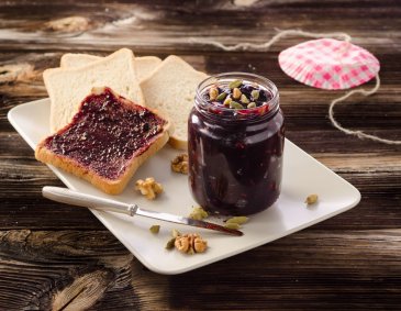 Zwetschken-Marmelade mit Kardamom und Walnüssen