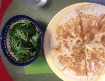 Easy Cheesy Quesadillas mit Salat