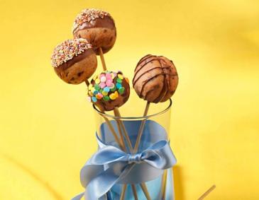 Gefüllte Keks-Pops mit Schokolade