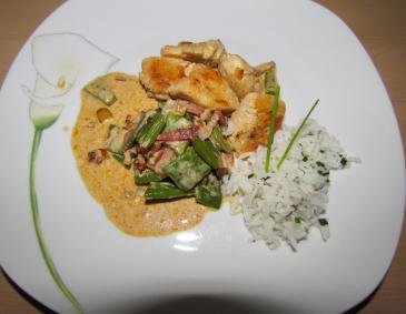 Hühnerfleisch mit grünen Bohnen und Reis