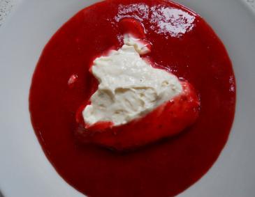Joghurtnockerl auf Erdbeerspiegel