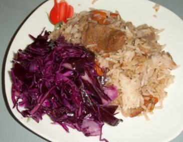 Kalbgeschnetzeltes mit Reis und Rotkrautsalat