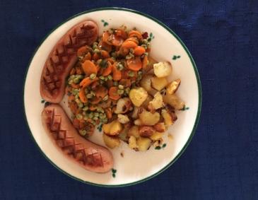 Karottengemüse mit gebratener Wurst und Kartoffeln