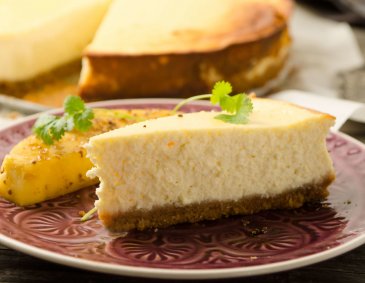 Kokosnuss-Cheesecake mit Ananas und Koriander