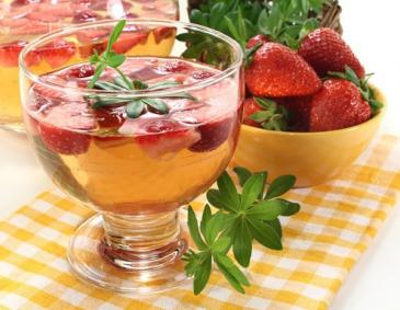 Maibowle mit Roséwein und Erdbeeren