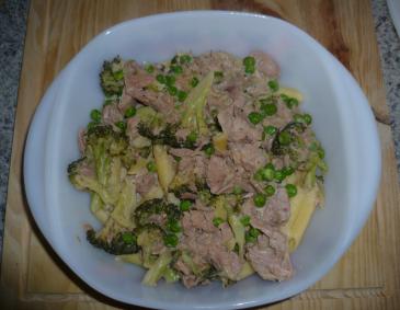 Nudeln mit Thunfisch-Brokkoli-Erbsen-Sauce