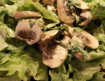 Salat mit Champignons und Roquefort-Dressing