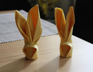 Serviettenfalten zur Osterzeit