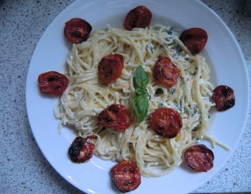 Spaghetti mit Fetapesto und gegrillten Tomaten