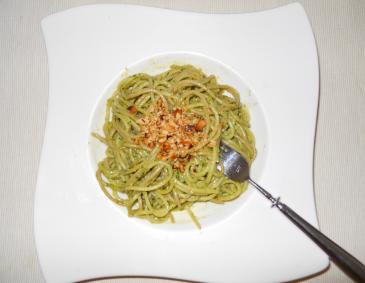 Spaghetti mit Rucolapesto und Nüssen
