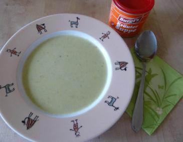 Spargelsuppe aus weißem und grünem Spargel
