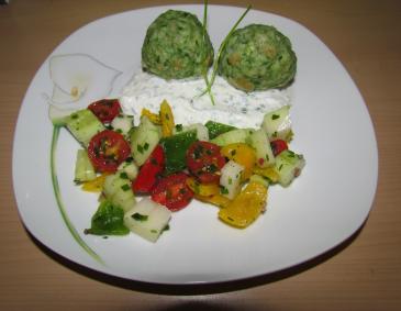 Spinatknödel mit Joghurtsauce und Salat