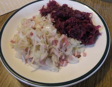 Zweifarbiger warmer Krautsalat