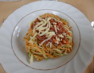 Bunte Spaghetti mit Sauce