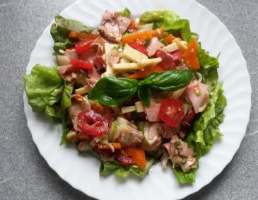 Bunter Salat mit Schinken und Käse