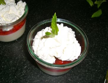 Joghurt-Panna-Cotta mit Erdbeeren und Minzobers