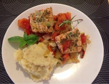 Lachsfilet mit Kartoffelstampf und Gemüse