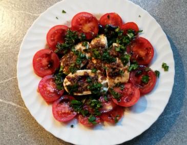 Paradeiser-Mozzarella-Basilikum Salat