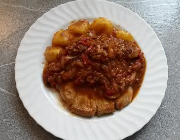 Puszta-Schnitzel mit pikantem Letscho und Petersilienkartoffeln