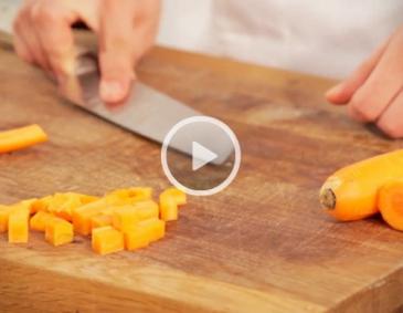 Wie schneidet man Gemüsewürfel?