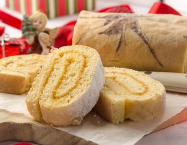 Weihnachtliche Biskuitroulade