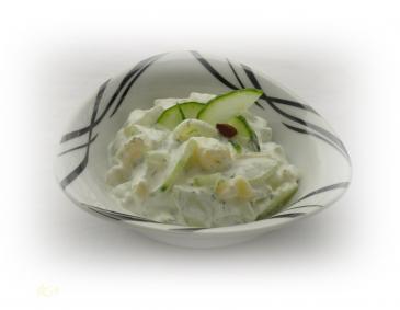 Kartoffel-Gurken-Salat mit Sauerrahm