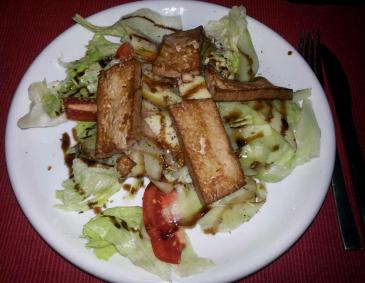 Salat mit Apfel und gebratenem Tofu