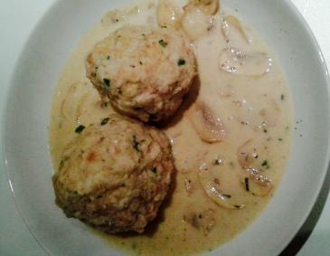 Semmelknödel mit Pilzragout