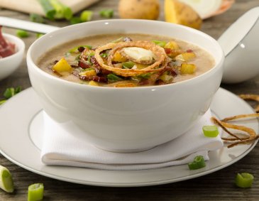 Speck-Bier-Suppe mit Röstzwiebeln