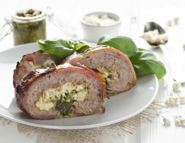 Bacon Bomb mit Basilikum