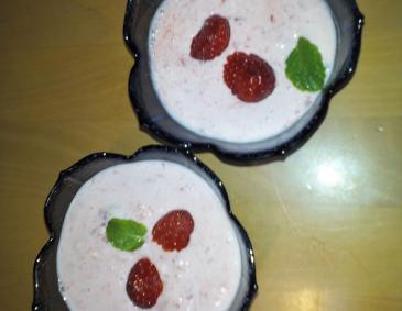 Erdbeeren mit Pfefferminz-Schlagobers