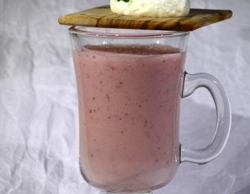 Schnelle Joghurtcreme mit Erdbeeren