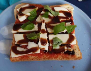 Tomaten-Mozzarella-Toast