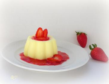 Vanillepudding mit Erdbeersauce