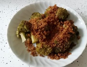 Brokkoli mit Butterbröseln