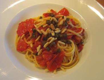 Bucatini mit frittierten Kapern und Tomaten