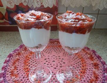 Erdbeer-Joghurt-Müsli Schichtdessert