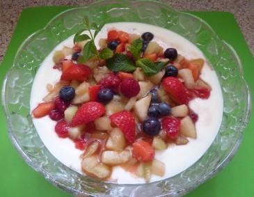 Erfrischender Fruchtsalat im Kräuterjoghurtbad