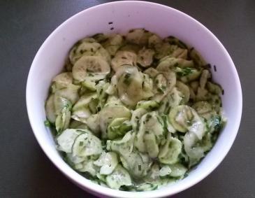 Gurkensalat süß-sauer