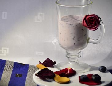Joghurtdrink mit Rosenblüten