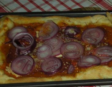 Salami-Zwiebelpizza