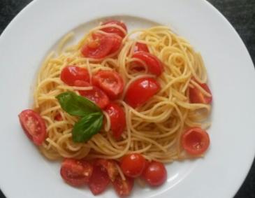 Spaghetti mit Tomaten und Knoblauch