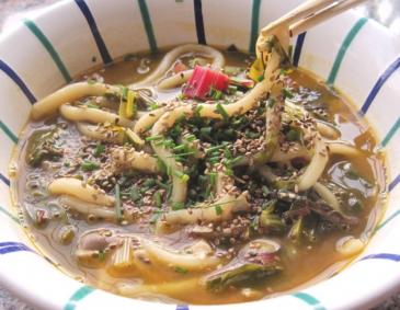 Suppe mit Udon-Nudeln und Mangold