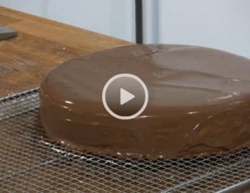 Video - Torte mit Marzipan eindecken und glasieren