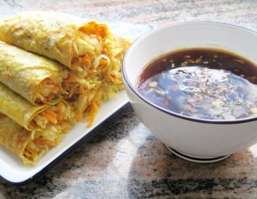 Chinesische Eierpalatschinken mit Knoblauch-Chili Sauce