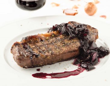 Steak mit Rotweinschalotten