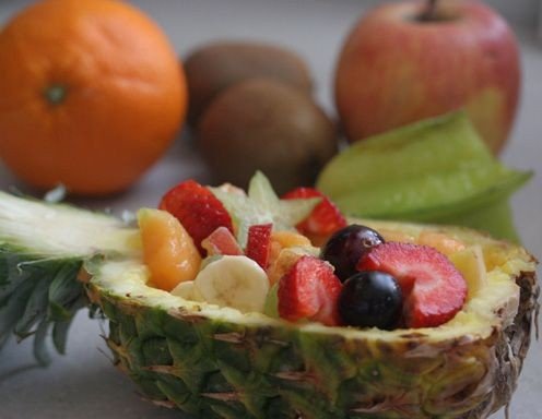 Fruchtsalat in einem Ananasboot