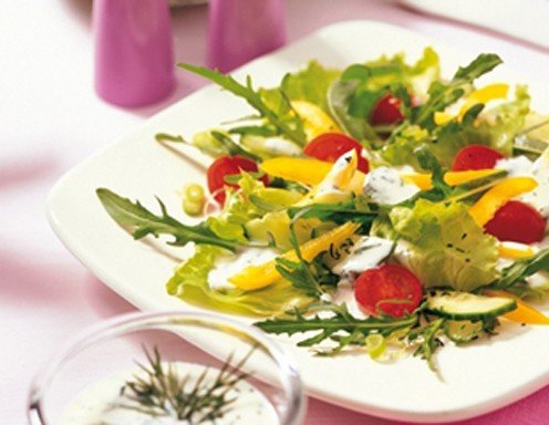 Gemischter Salat mit feinem Kräuterdressing